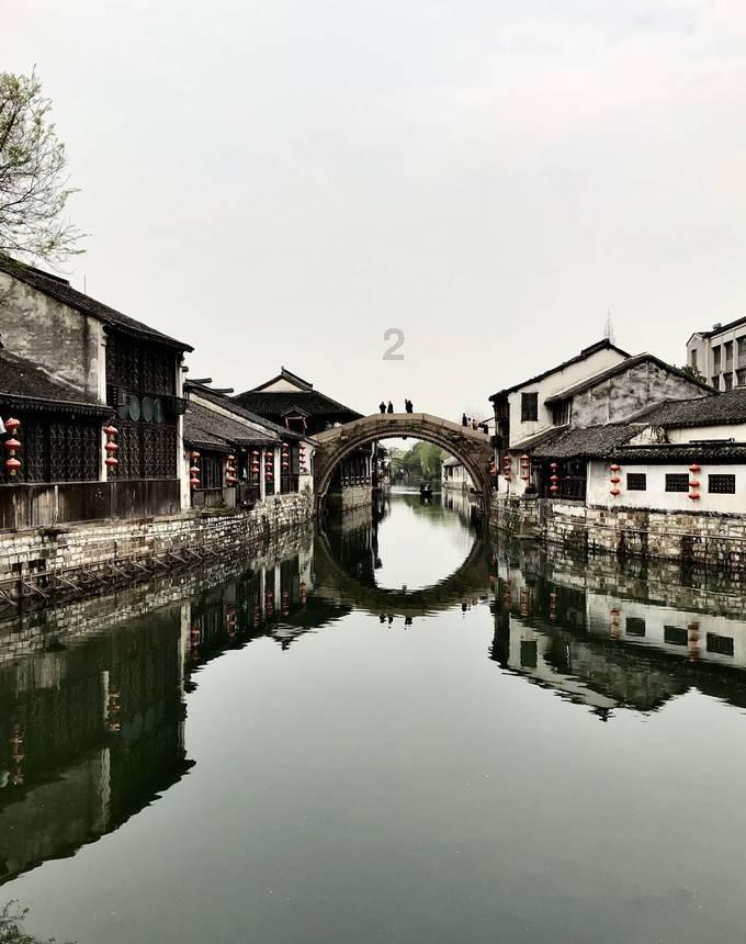 无限翻滚小球